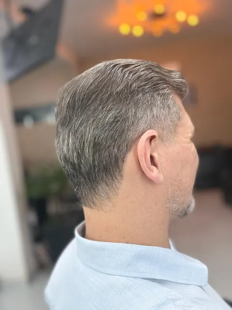 Corte social em cabelo grisalho na Standard Barbearia em Curitiba